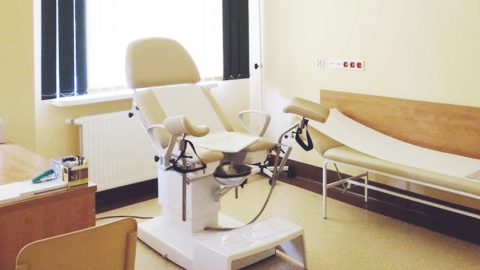 Fotel ginekologiczny w poradni ginekologiczno-położniczej